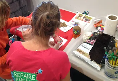 Atelier créatif encadré pour enfants pendant un événement au domaine.