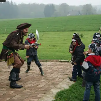 Animation aventure à thème pirate pour enfants lors d’un événement au domaine.