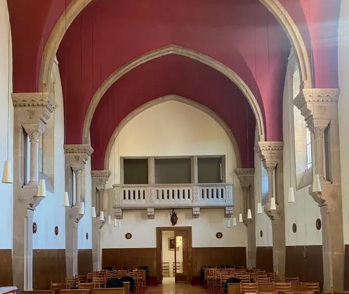 Grande chapelle du domaine L’Écrin du Monastère à Montferrand-le-Château, modulable en salle de repas, de danse ou de réception pour événements privés près de Besançon.