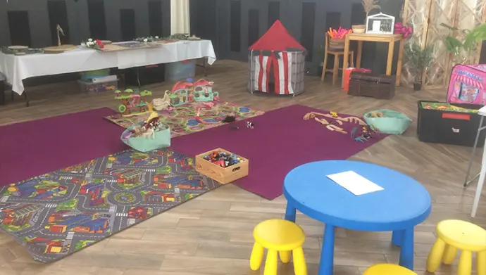 Espace garderie et jeux pour enfants en option lors d’un événement privé au domaine L’Écrin du Monastère.