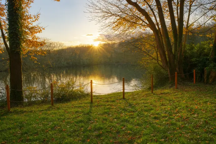 vue sur le parc du domaine au bord du Doubs au coucher du soleil