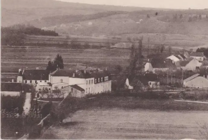 ancienne vue d'archive du domaine de Montferrand-le-Château, au cœur de la campagne du Doubs