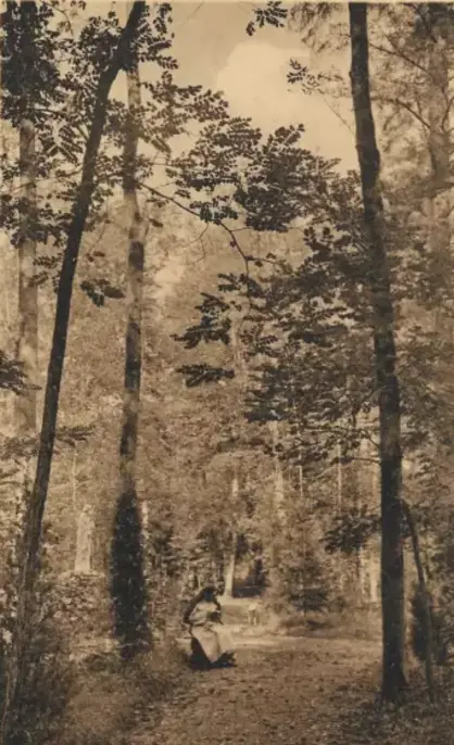 ancienne photo d’archive du parc du monastère avec une religieuse assise sur un chemin forestier
