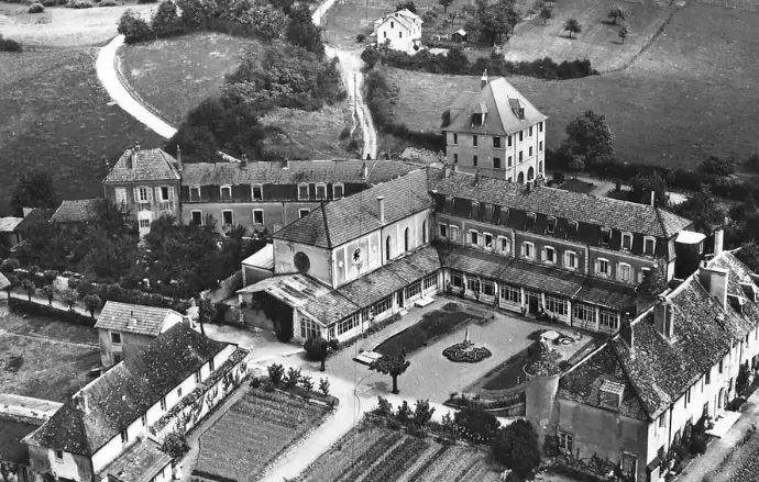 ancienne photo d'archive aérienne du domaine de Montferrand-le-Château à l’époque où il était encore un monastère sacralisé avec sa communauté religieuse