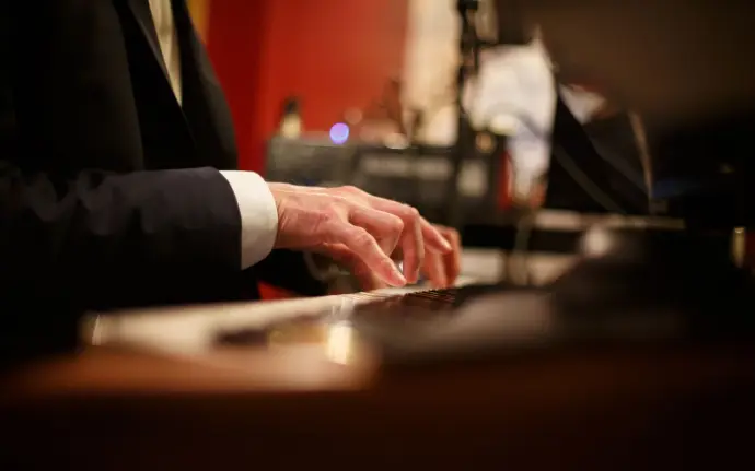 Pianiste en pleine interprétation lors d’un concert à l’Écrin du Monastère, ambiance musicale élégante et feutrée à Besançon