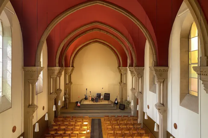 Chapelle du domaine préparée pour un concert, acoustique naturelle et cadre patrimonial à Besançon