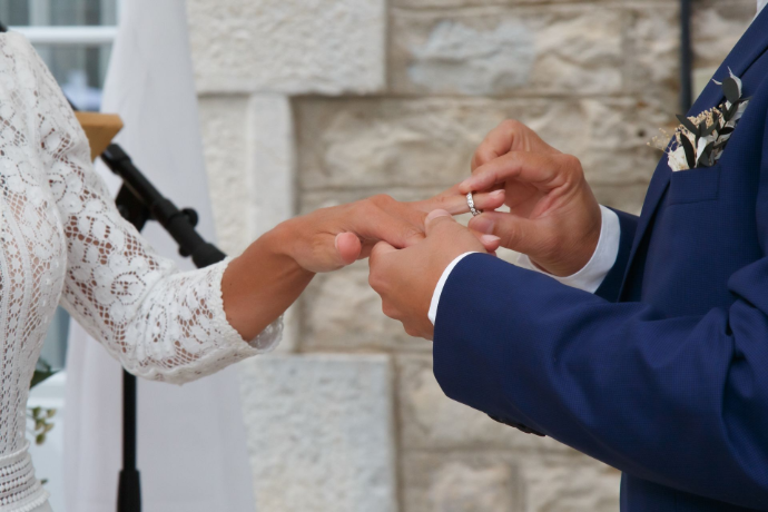 échange des alliances lors de la cérémonie de mariage.