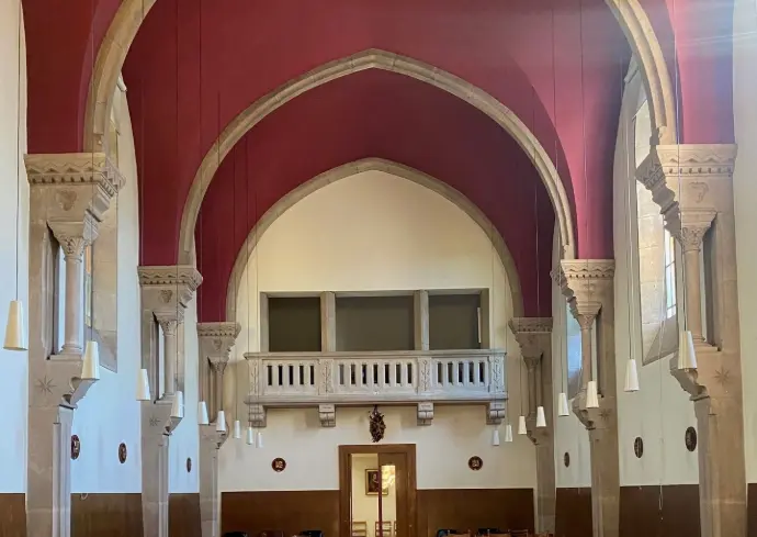 Grande chapelle du domaine L’Écrin du Monastère prête à être aménagée pour une réception de mariage.