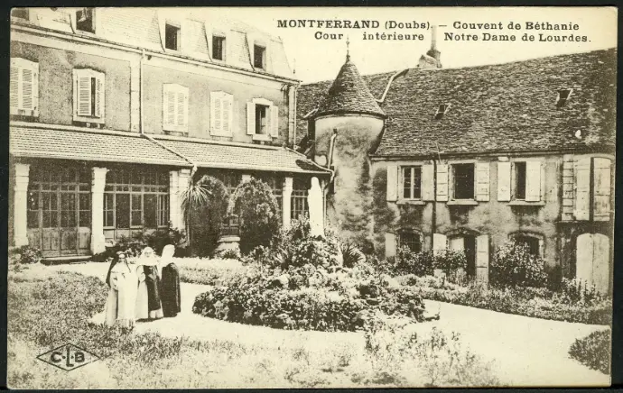 ancienne photographie de la cour intérieure du Couvent de Béthanie, à Montferrand, avec des sœurs dans le jardin