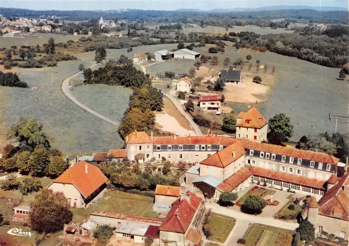 ancienne vue aérienne en couleur du domaine lorsqu’il était encore le Couvent de Béthanie, entouré des champs et bâtiments agricoles du village de Montferrand‐le‐Château