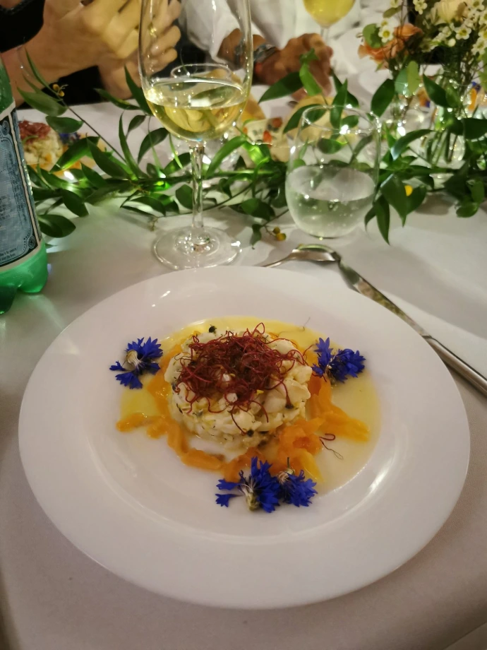 Salle de repas du domaine L’Écrin du Monastère, un espace modulable et chaleureux pour accueillir un événement privé avec pension sur place.