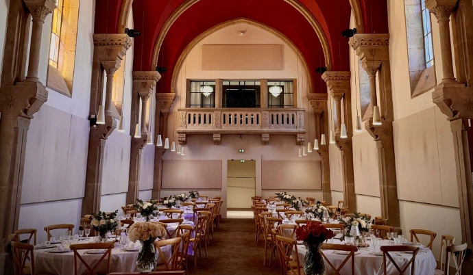 La grande chapelle décoré pour un évènement à l'écrin du monastère.
