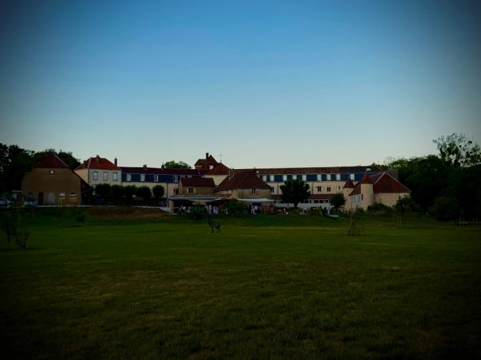 Vue d’ensemble du domaine de L’Écrin du Monastère et de ses bâtiments depuis le parc du domaine, près de Besançon.