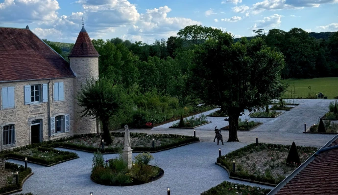 Jardins du château et roseraie en journée à L’Écrin du Monastère, en Bourgogne-Franche-Comté.