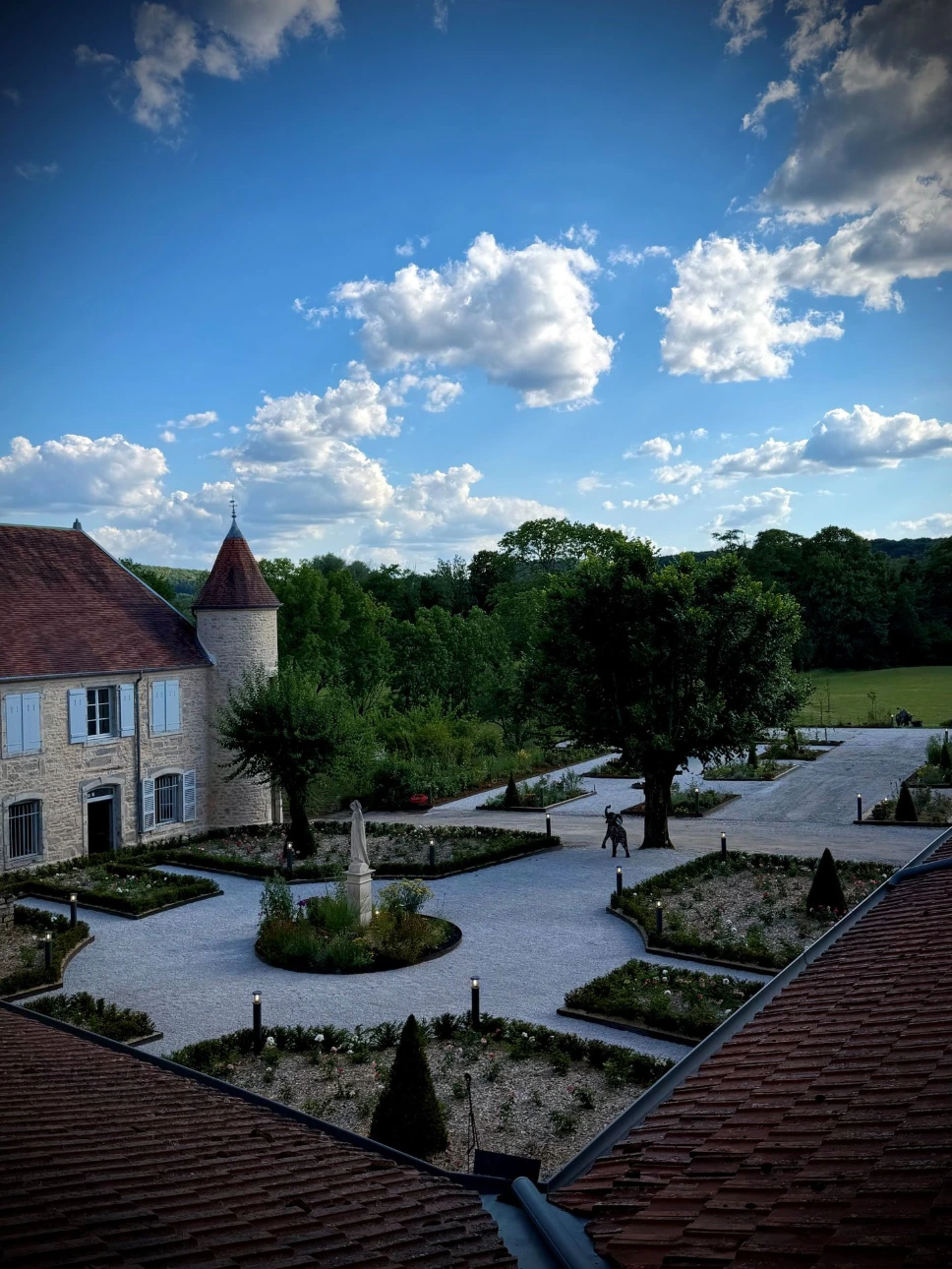 Jardins du château et roseraie en journée à L’Écrin du Monastère, en Bourgogne-Franche-Comté.