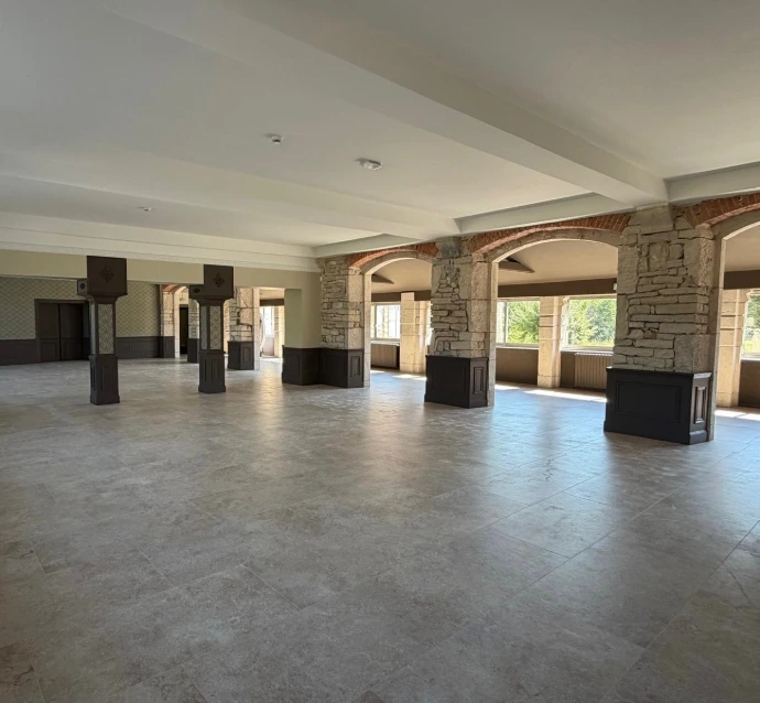 Salle des Voûtes, grand espace modulable pour assemblées générales, réunions et événements professionnels à L’Écrin du Monastère, à Montferrand-le-Château.