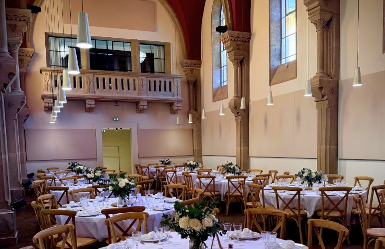 La grande chapelle élégamment décoré pour un évènement professionnel à L’Écrin du Monastère, à Montferrand-le-Château près de Besançon.