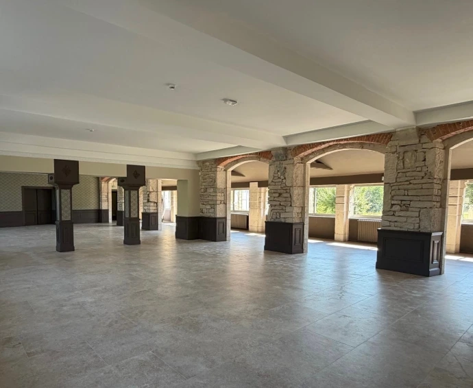 Salle des Voûtes, grand espace modulable pour assemblées générales, réunions et événements professionnels à L’Écrin du Monastère, à Montferrand-le-Château.