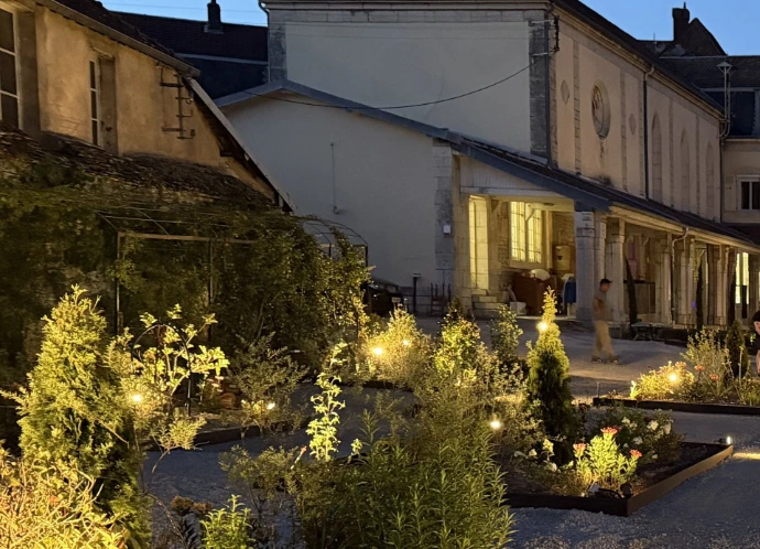 La Longère de L’Écrin du Monastère, autre option d’hébergement, bordée d’un espace extérieur paysager et illuminé en soirée.