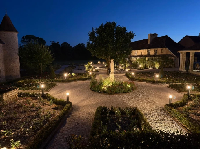 Les jardins du château illuminé à la tombée de la nuit à L’Écrin du Monastère, à Montferrand-le-Château près de Besançon.