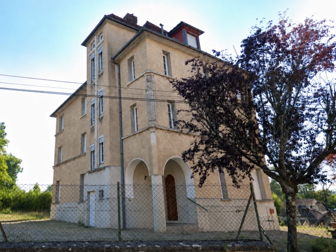 La Villa, option d’hébergement de L’Écrin du Monastère avec espaces de couchage pour les invités, à Montferrand-le-Château.