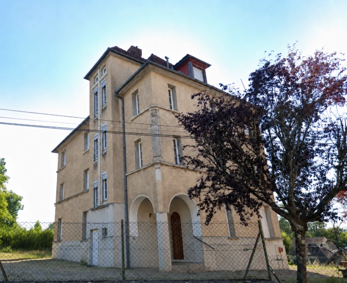 La Villa, option d’hébergement de L’Écrin du Monastère avec espaces de couchage pour les invités, à Montferrand-le-Château.