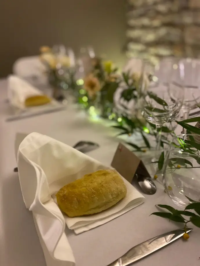 Table de réception élégante dressée pour un mariage un événement à L’Écrin du Monastère, près de Besançon.